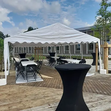 Petite tente blanche dans un jardin privé