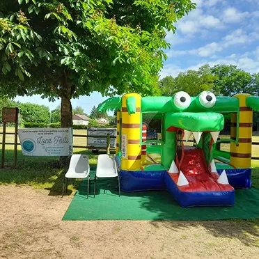 Structure gonflable verte et jaune pour enfants