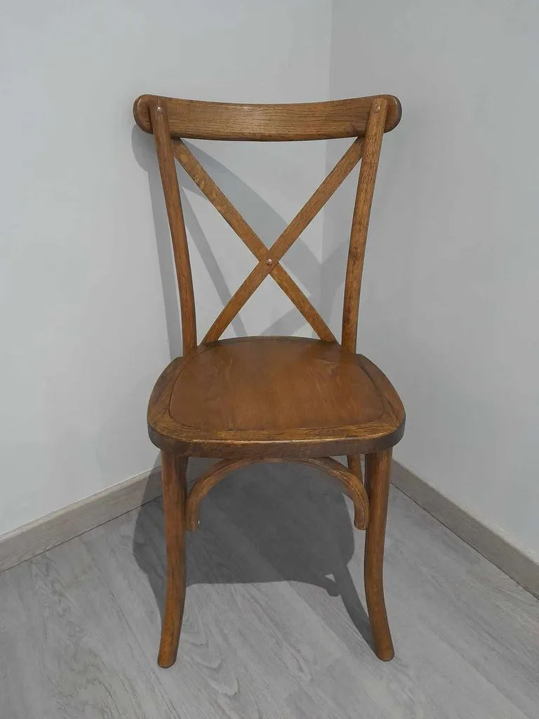 4️⃣ Chaise en bois avec dossier croisé