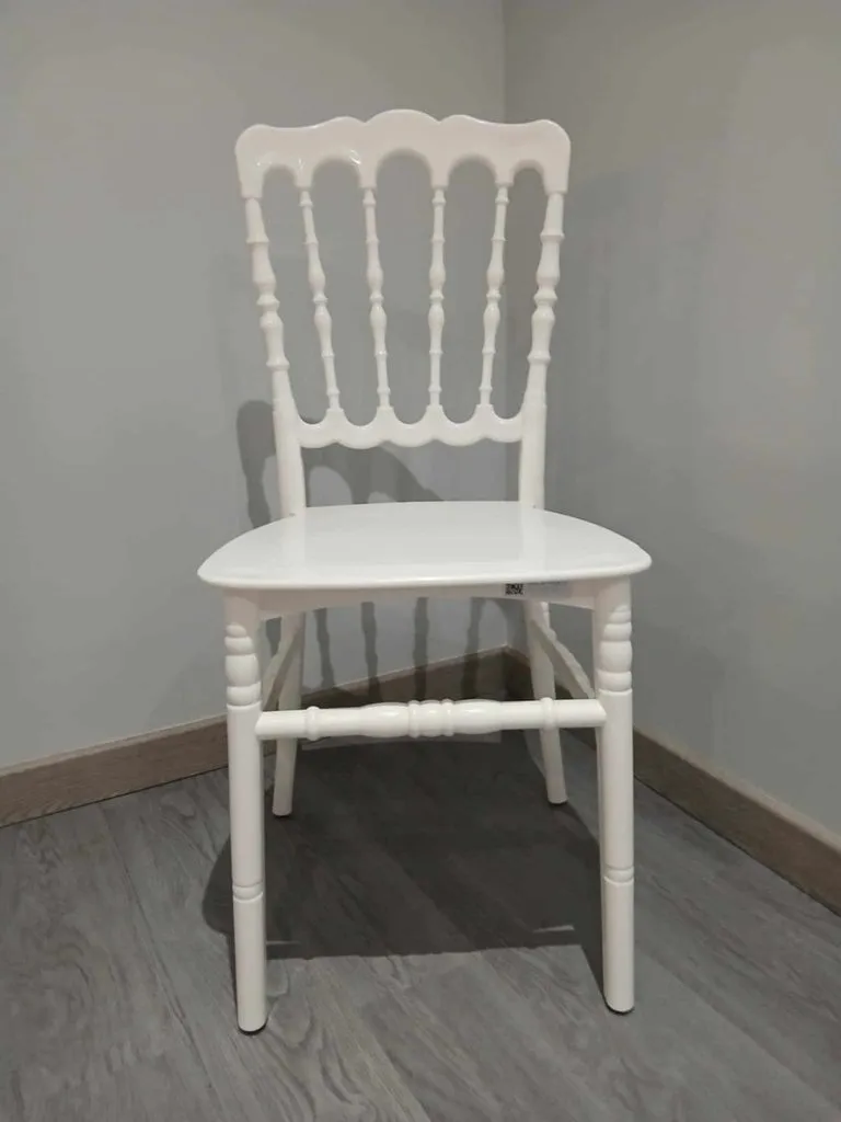 3️⃣ Chaise blanche élégante de style Napoléon